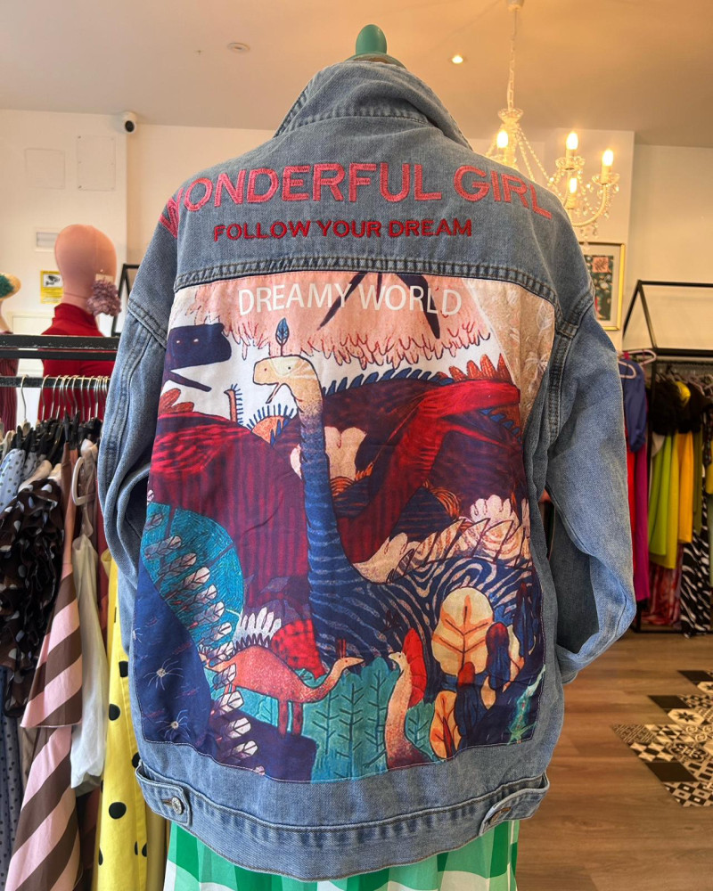 Cazadora Dinosaurio