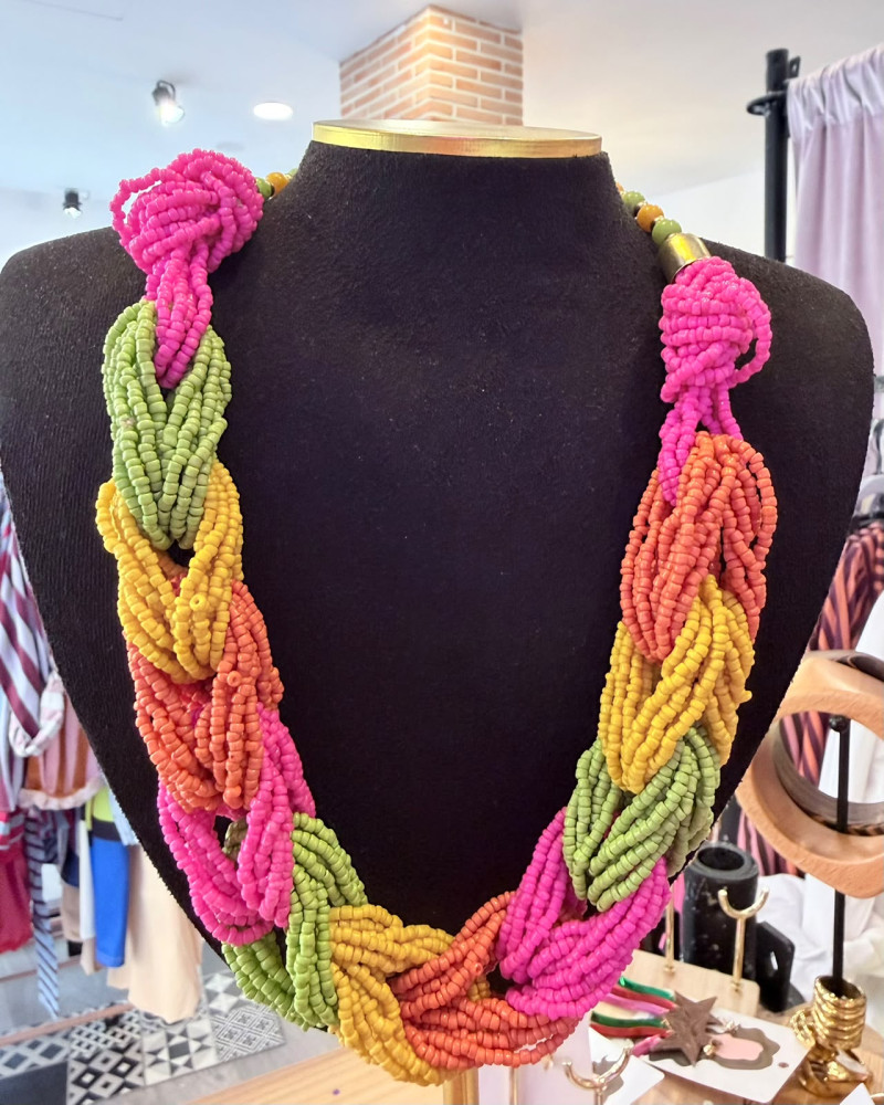 Collar piedras nudos
