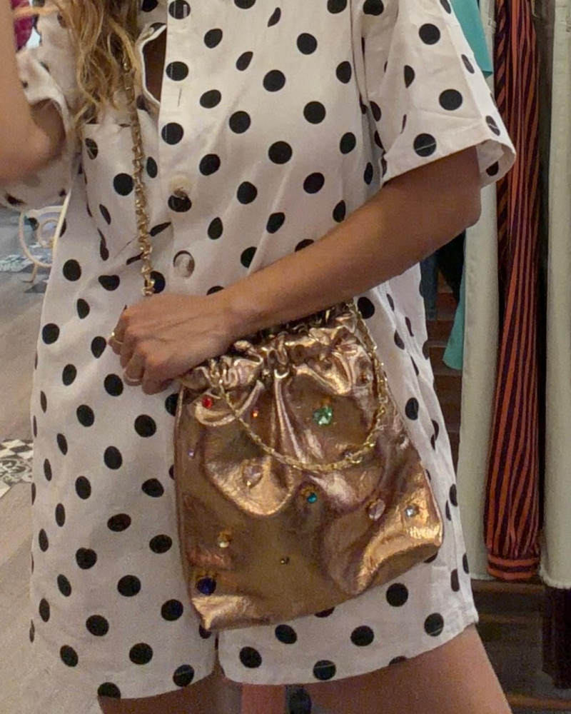 Bolso dorado piedras
