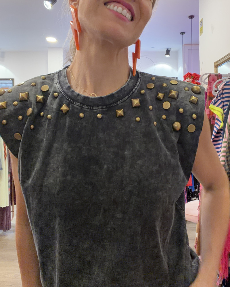 Camiseta gris gastado tachas
