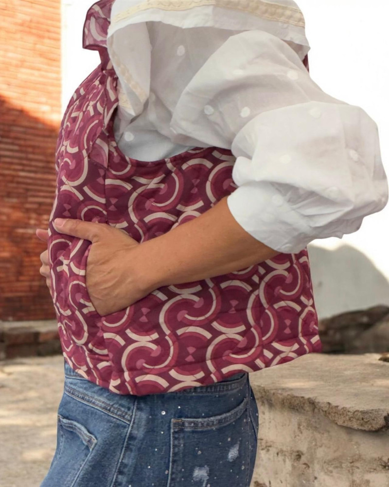Chaleco acolchado estampado geométrico