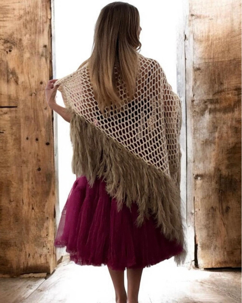 Mantón con plumas