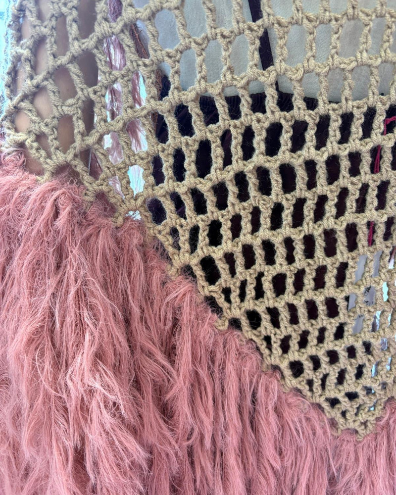 Mantón con plumas