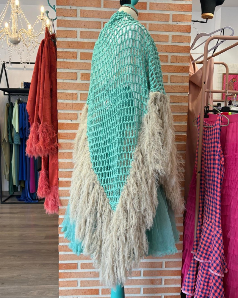 Mantón con plumas