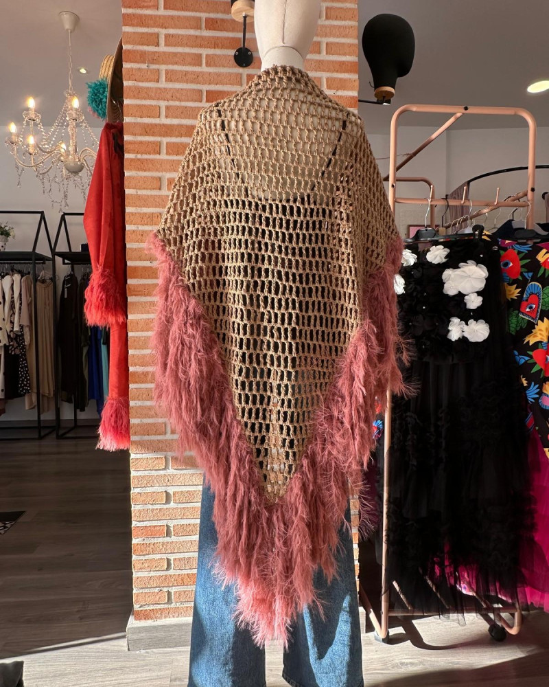 Mantón con plumas