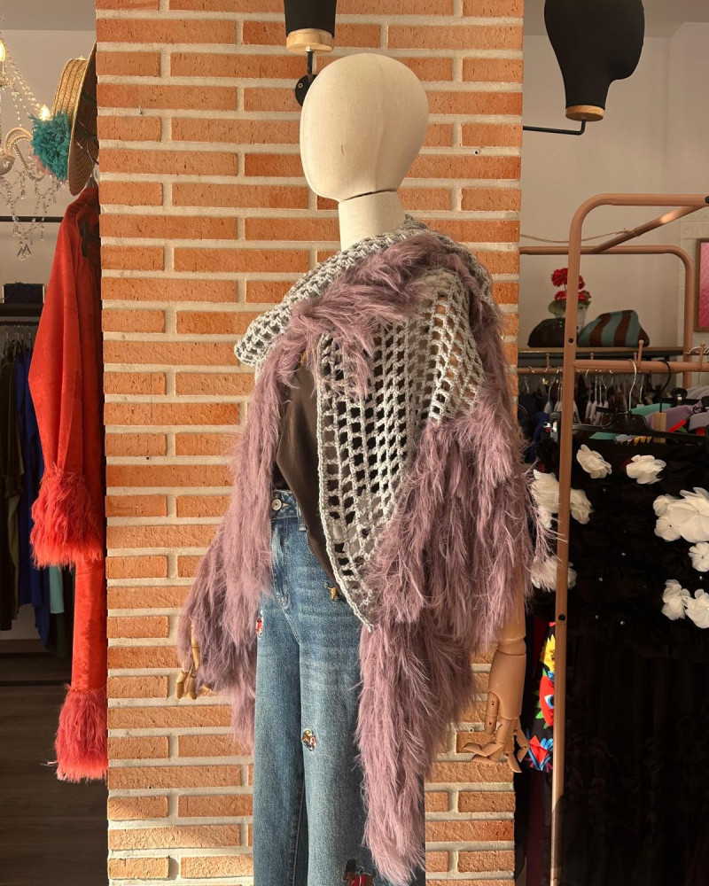 Mantón con plumas
