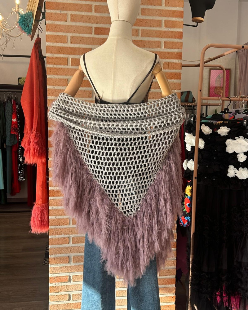 Mantón con plumas
