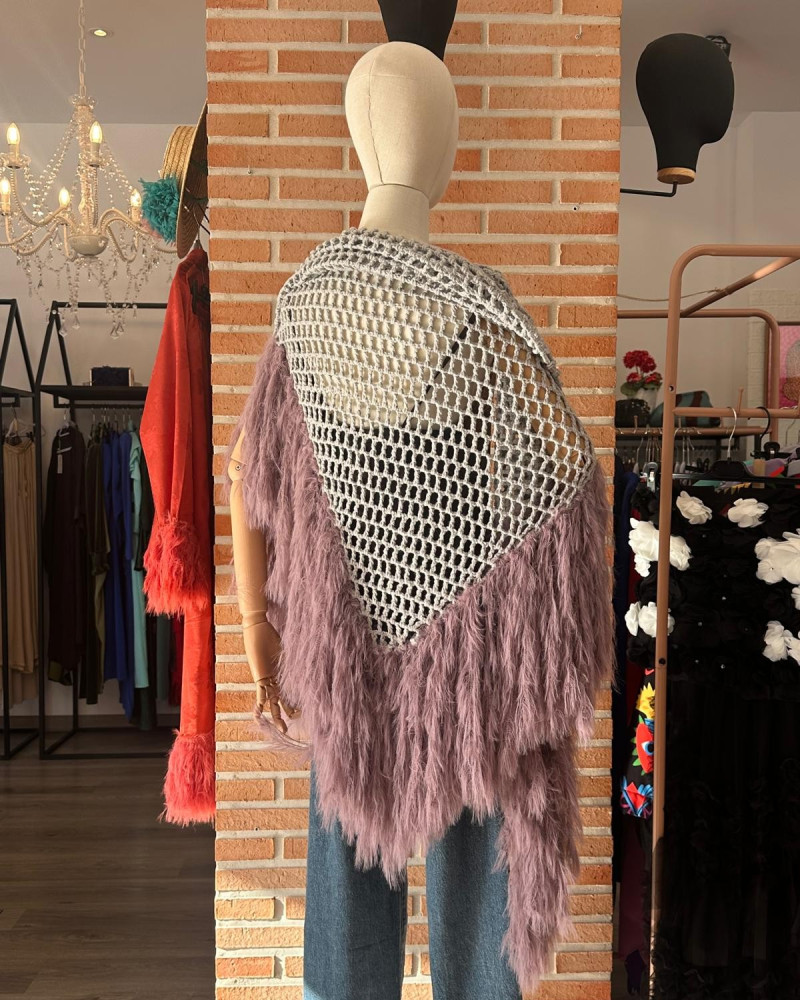Mantón con plumas