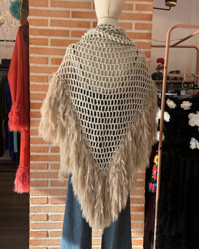 Mantón con plumas