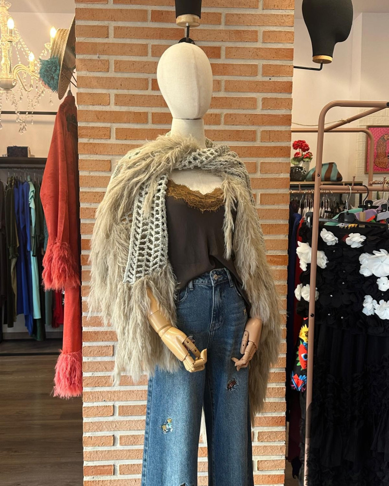 Mantón con plumas
