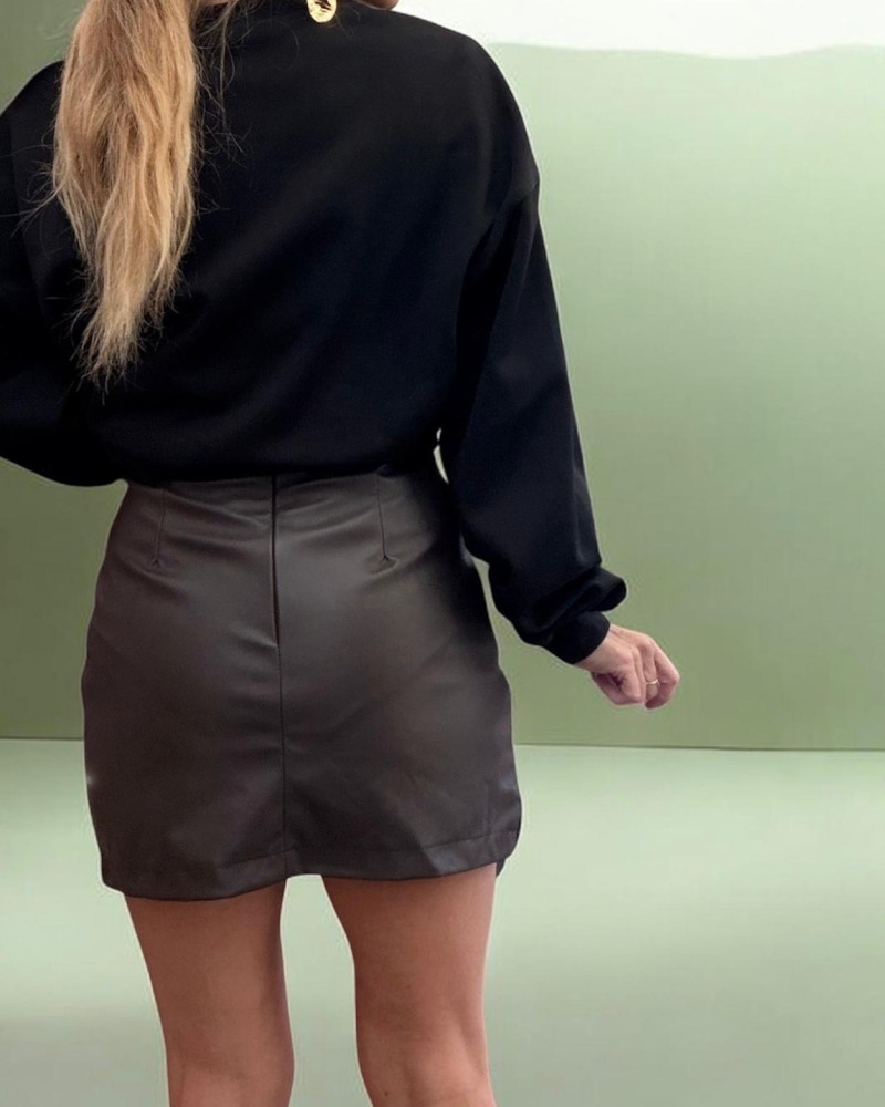Falda eco piel tachas